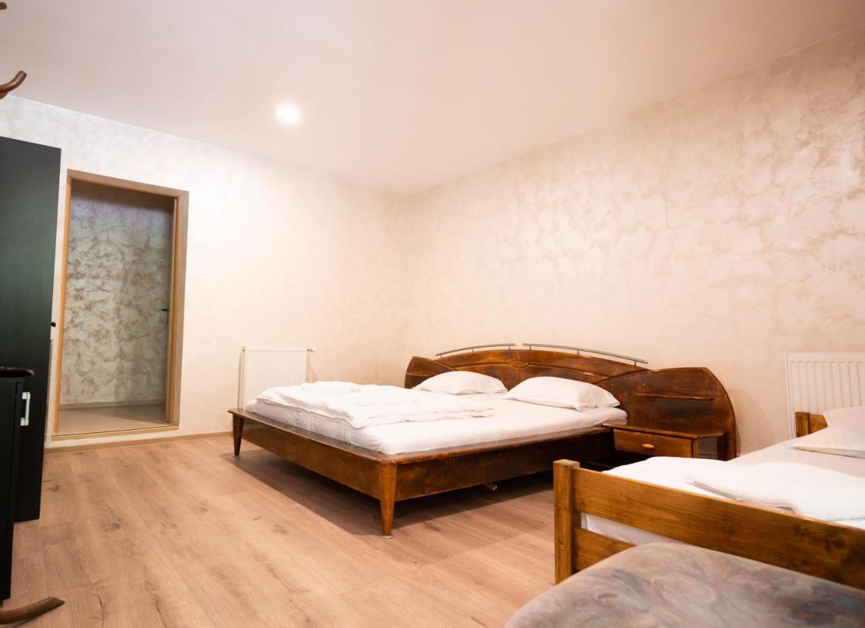 Hôtel La Pădure à Brebu Extérieur photo