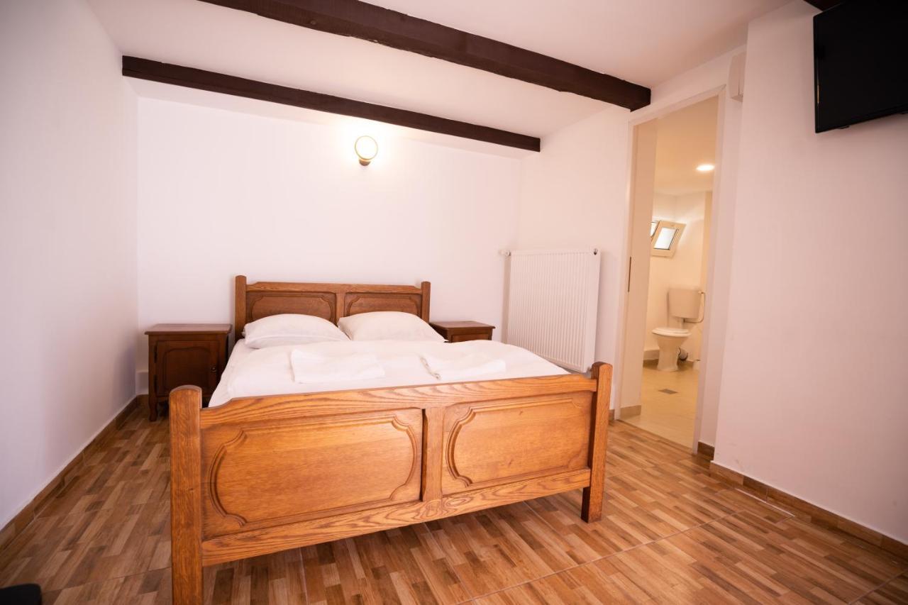 Hôtel La Pădure à Brebu Extérieur photo